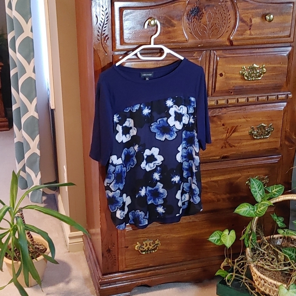 🌻Lord & Taylor Navy Dark Floral Top Medium